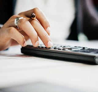 Indépendant qui calcule ses cotisations sociales.