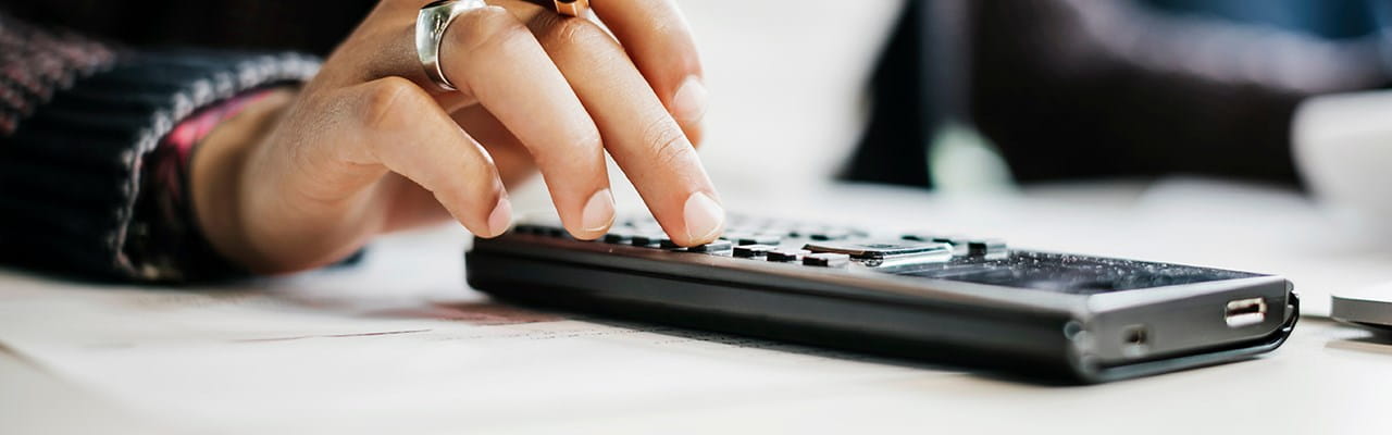 Indépendant qui calcule ses cotisations sociales.