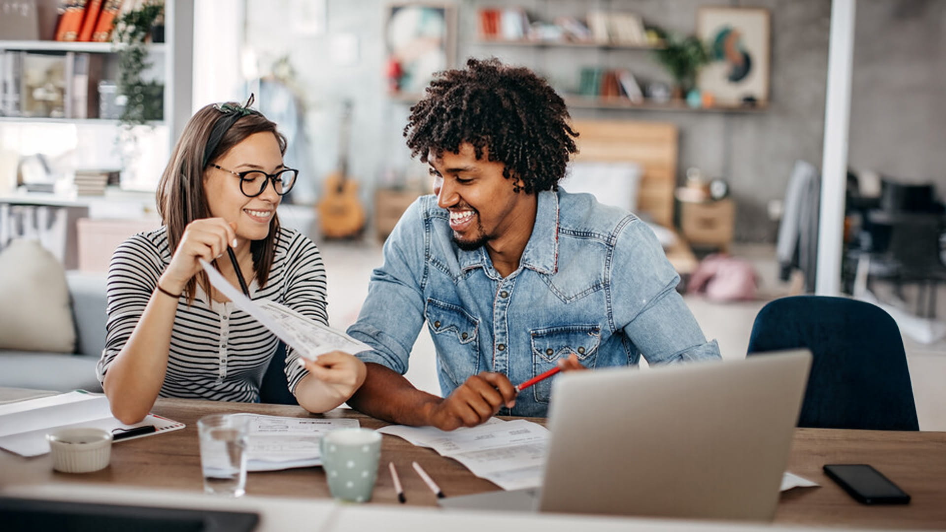 Le conjoint aidant aide à la gestion administrative d’un établissement horeca.