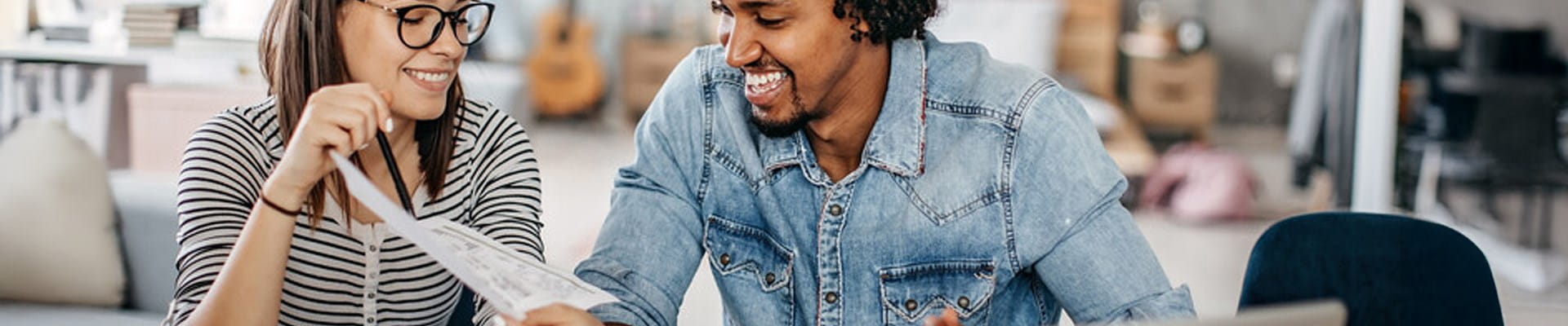 De meewerkende echtgenoot helpt bij de administratie van een horecazaak.