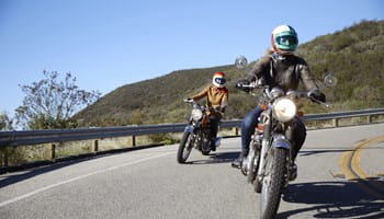 Motards qui roulent en sécurité à moto, bien équipés et attentifs à la route