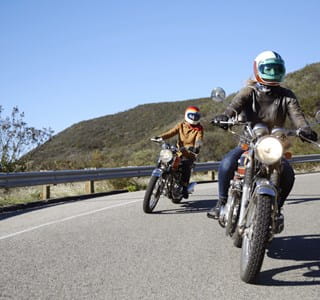 Motards qui roulent en sécurité à moto, bien équipés et attentifs à la route