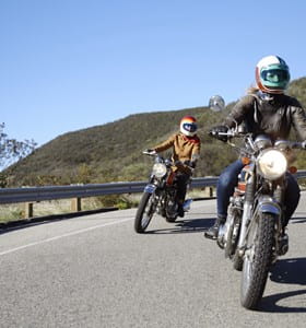 Twee motorrijders met een goede uitrusting rijden veilig en alert.
