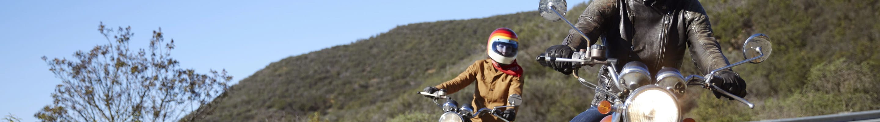 Twee motorrijders met een goede uitrusting rijden veilig en alert.