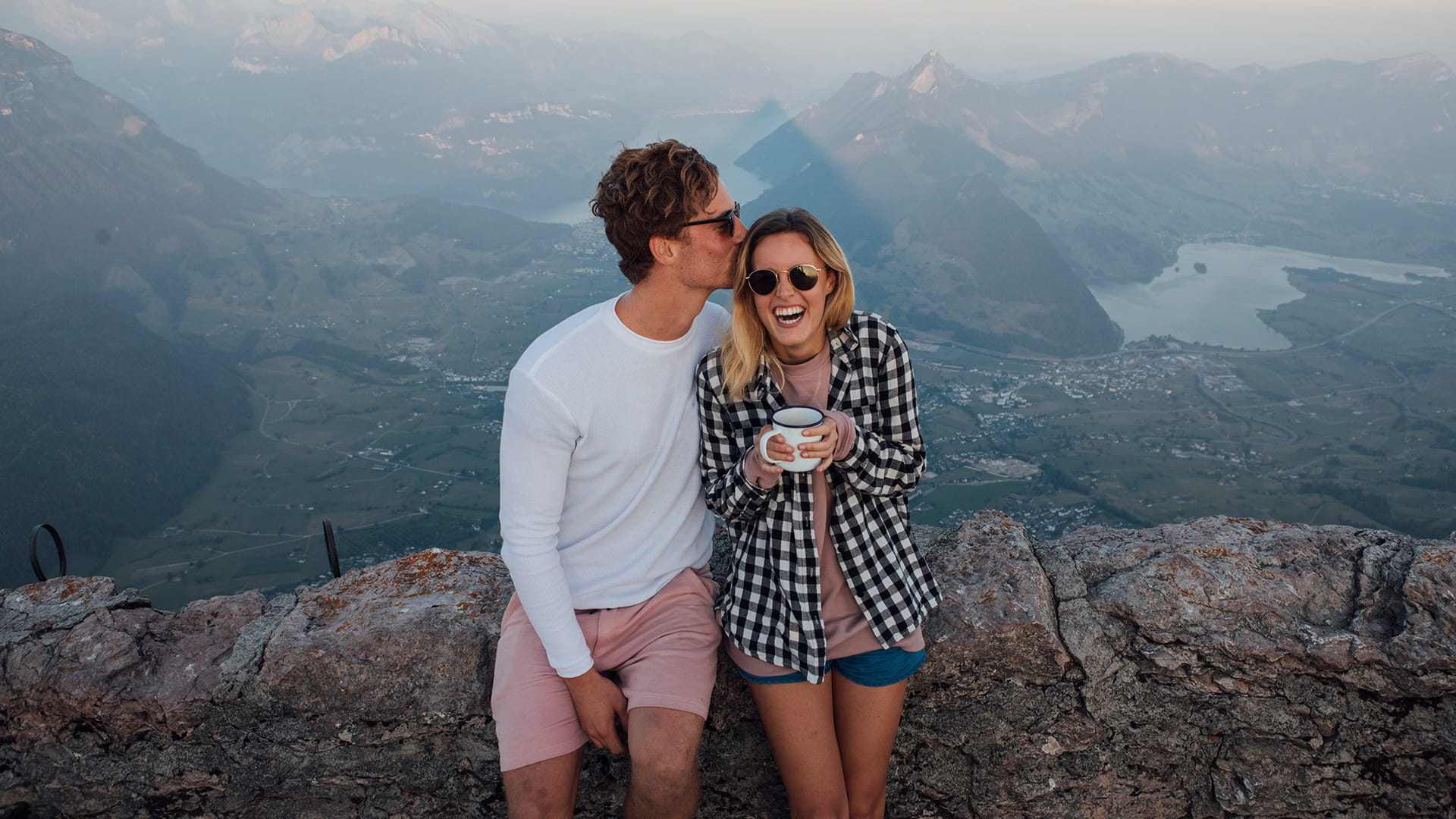 Jeune couple en randonnée, serein grâce à l’assurance voyage.