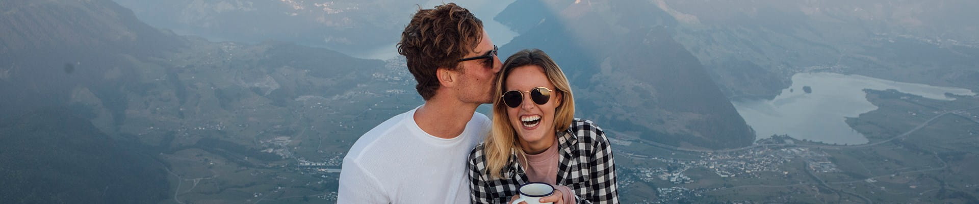 Jeune couple en randonnée, serein grâce à l’assurance voyage.