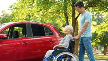 Een vrijwilliger wordt door de gemeente ingeschakeld voor personenvervoer.