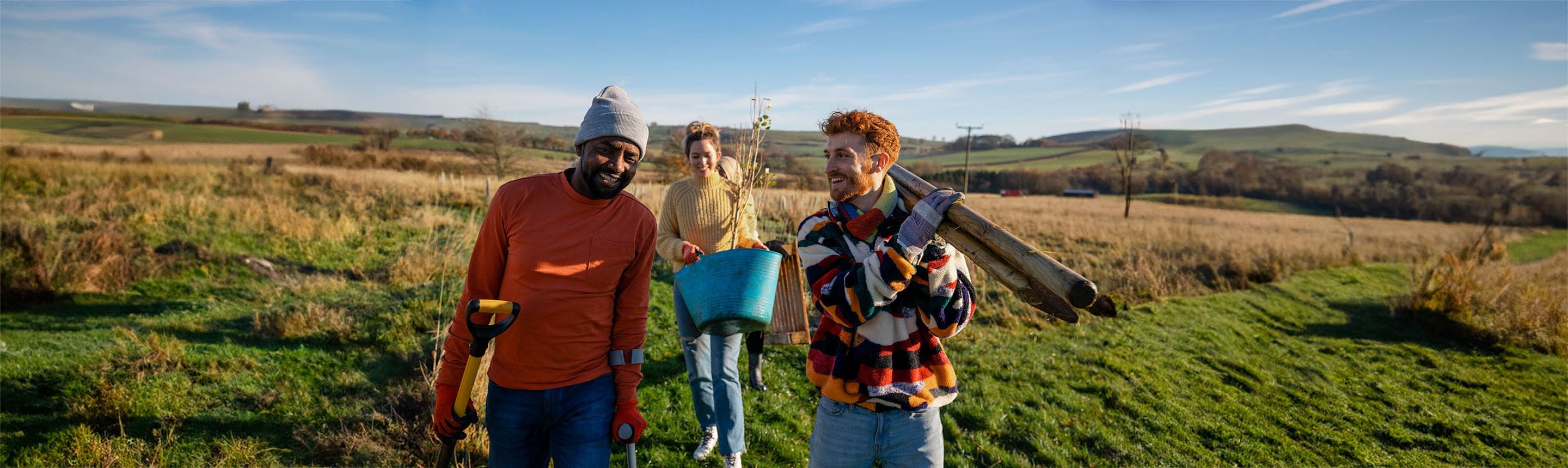 Des bénévoles travaillent en toute sécurité grâce à l’assurance pour volontaires.  