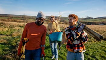 Des bénévoles travaillent en toute sécurité grâce à l’assurance pour volontaires.