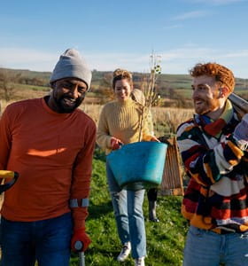 Des bénévoles travaillent en toute sécurité grâce à l’assurance pour volontaires.