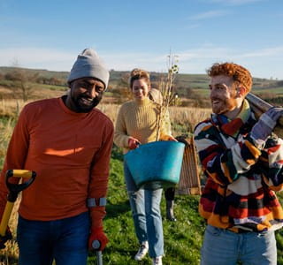 Des bénévoles travaillent en toute sécurité grâce à l’assurance pour volontaires.
