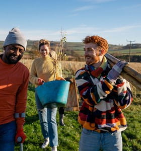 Vrijwilligers hebben de juiste verzekering om zonder zorgen bij verschillende klusjes te helpen.