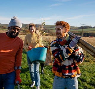 Vrijwilligers hebben de juiste verzekering om zonder zorgen bij verschillende klusjes te helpen.