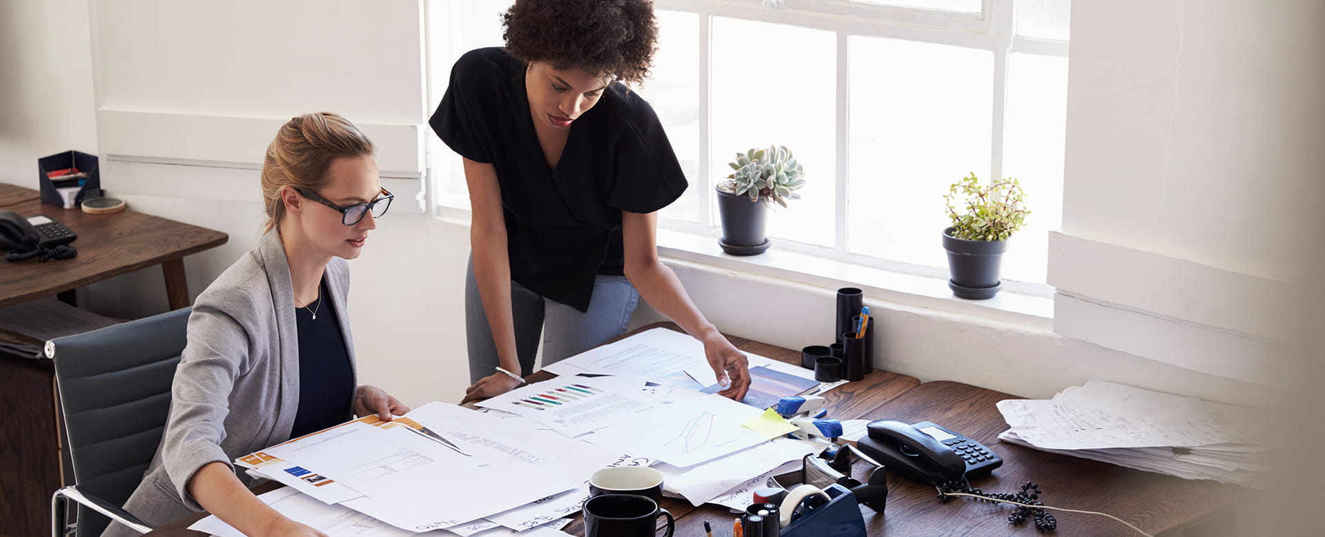 Femme consciente de l’écart de pension entre hommes et femmes s’informe sur les solutions d’épargne-pension.  