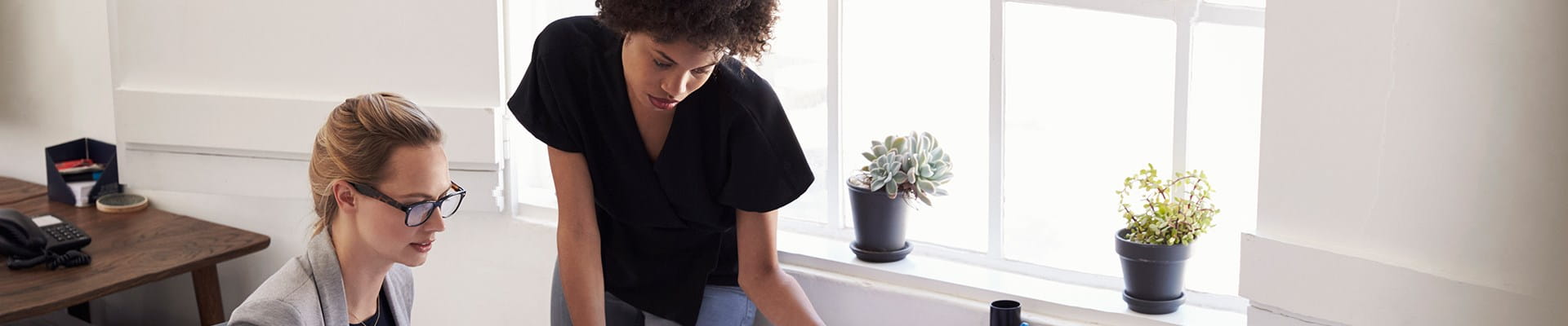 Vrouw is zich bewust van de pensioenkloof en informeert zich over pensioensparen.