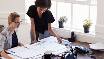 Femme consciente de l’écart de pension entre hommes et femmes s’informe sur les solutions d’épargne-pension.