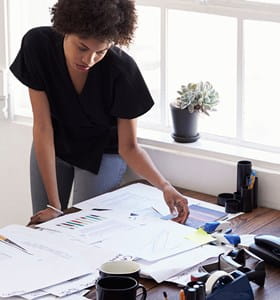 Femme consciente de l’écart de pension entre hommes et femmes s’informe sur les solutions d’épargne-pension.