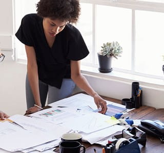 Femme consciente de l’écart de pension entre hommes et femmes s’informe sur les solutions d’épargne-pension.