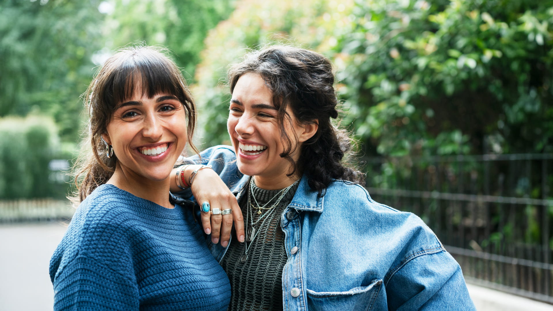 Deux femmes célèbrent la Journée internationale des femmes.