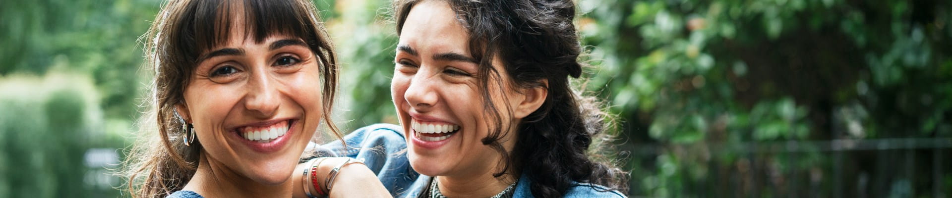 Deux femmes célèbrent la Journée internationale des femmes.