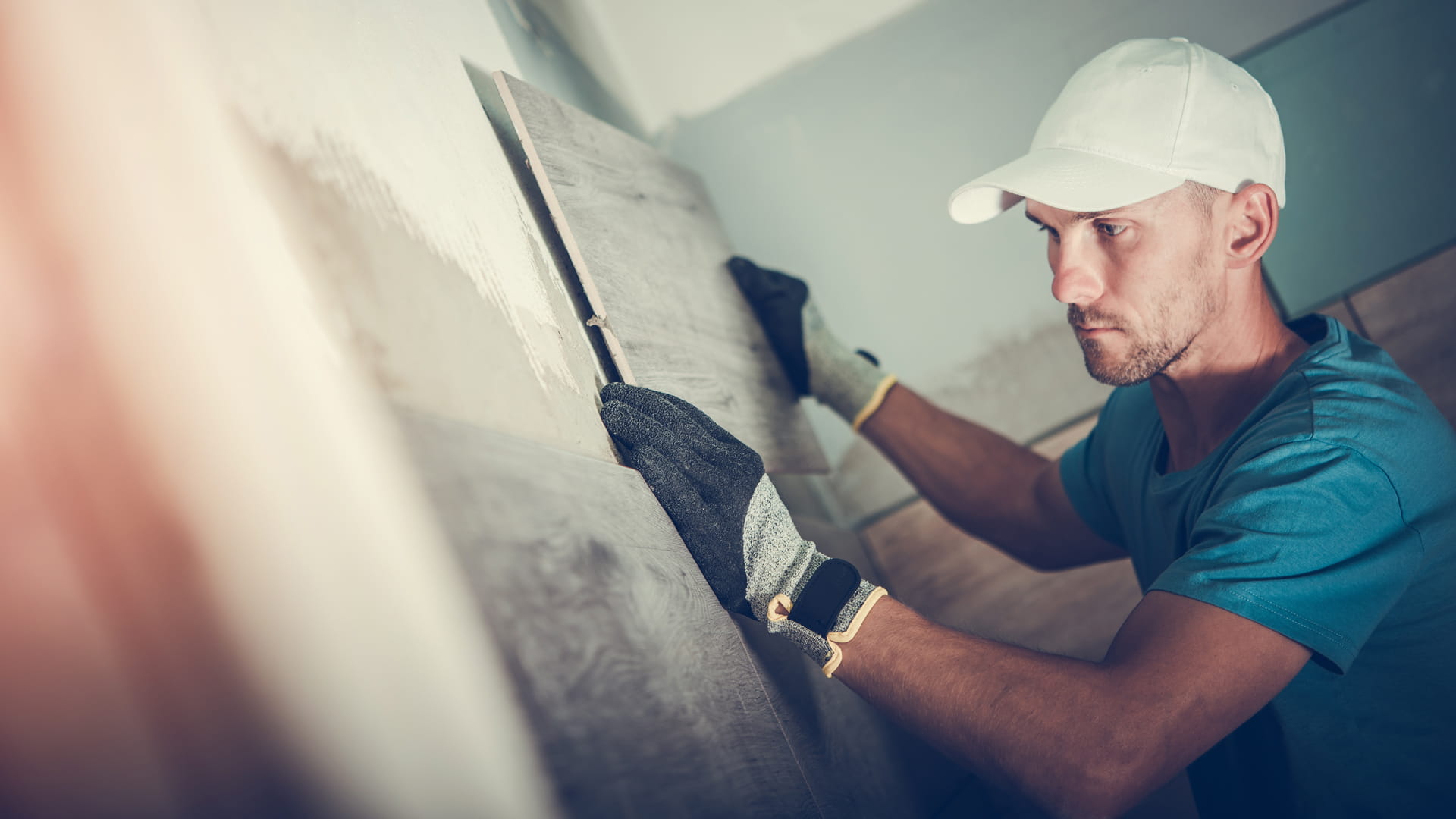Sur chantier, un entrepreneur peaufine les détails pour optimiser la qualité de la construction et la satisfaction du client.