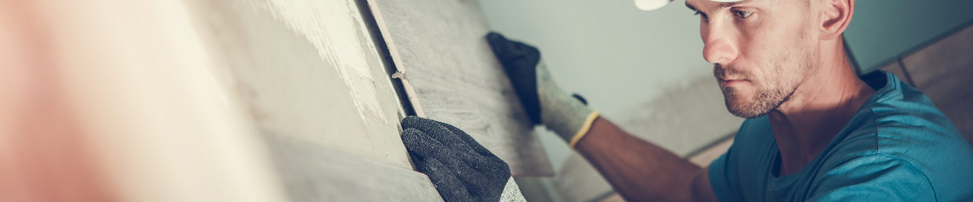 Sur chantier, un entrepreneur peaufine les détails pour optimiser la qualité de la construction et la satisfaction du client.