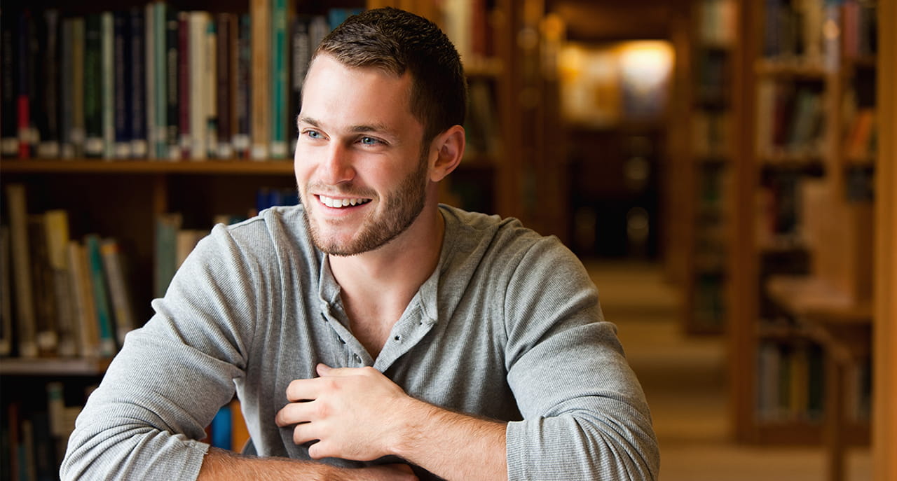Etudiant-indépendant dans sa bibliothèque universitaire 