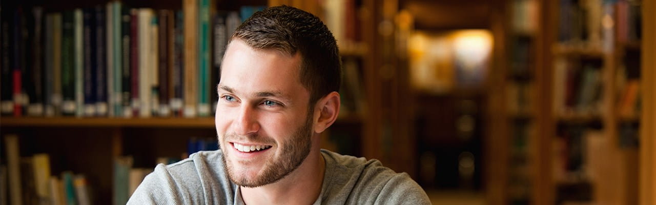 Student-zelfstandige in zijn universitaire bibliotheek.