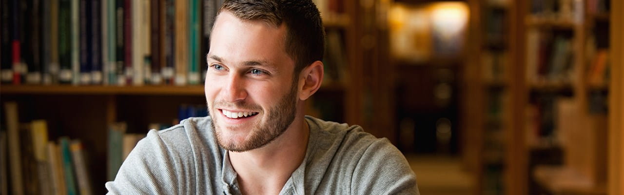 Etudiant-indépendant dans sa bibliothèque universitaire