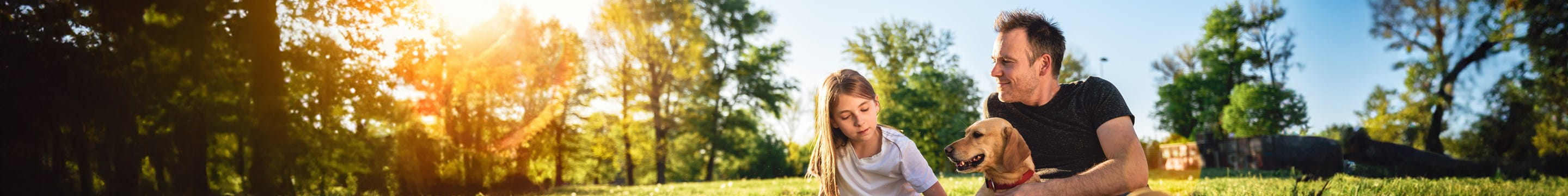 Famille qui profite du soleil dans le parc, rassurés par leur assurance vie privée en cas de sinistre d’assurance familiale.