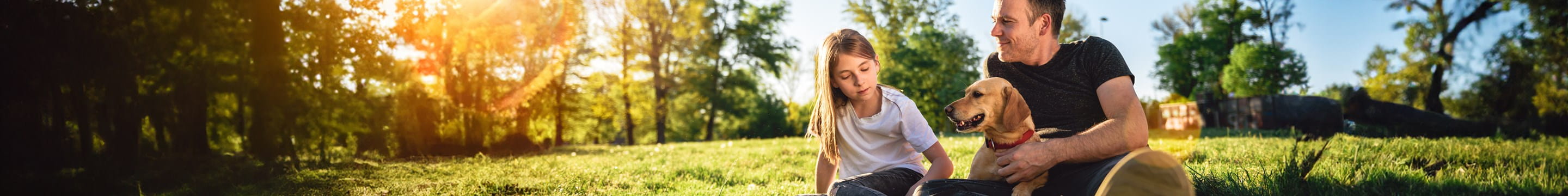 Famille qui profite du soleil dans le parc, rassurés par leur assurance vie privée en cas de sinistre d’assurance familiale.