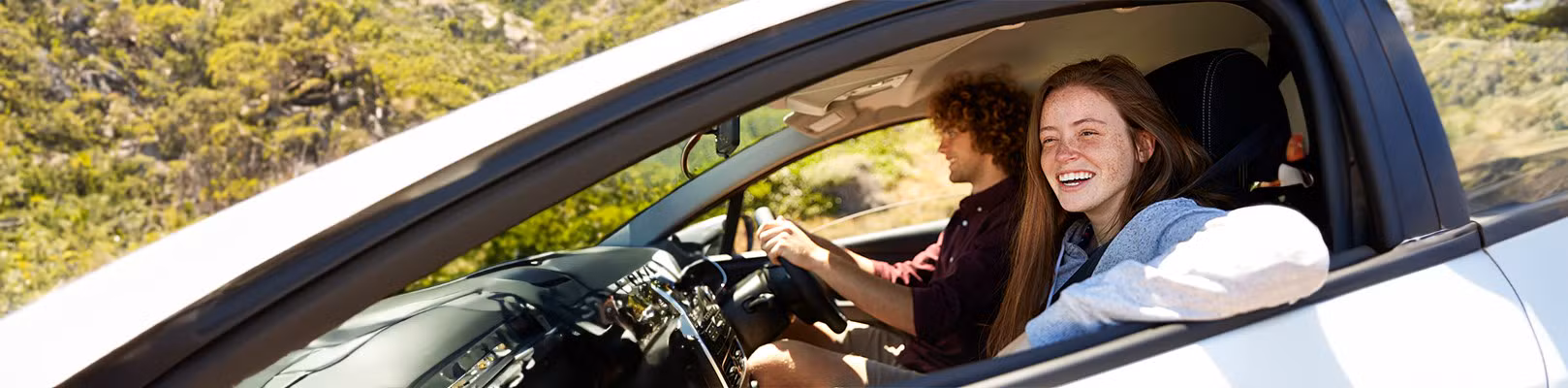Jeunes qui roulent en voiture.