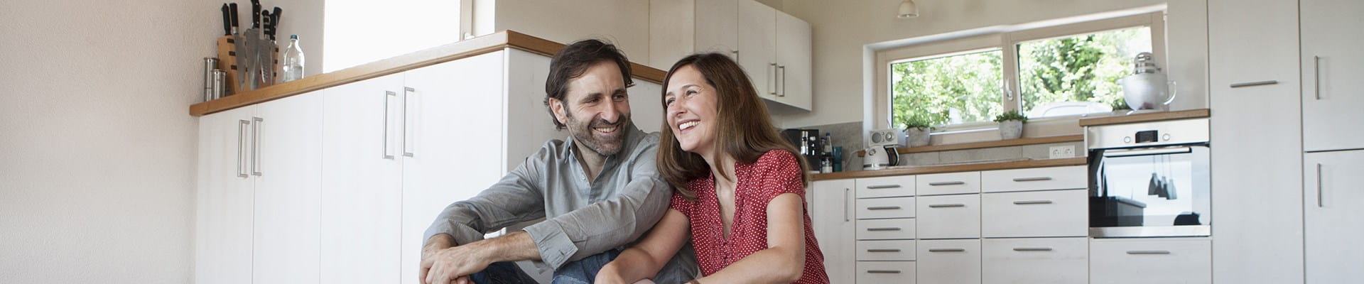 Koppel verhuist na de aankoop van hun woning.