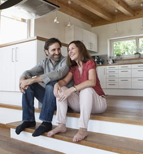 Couple déménageant après leur achat immobilier.