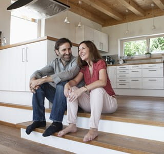 Couple déménageant après leur achat immobilier.