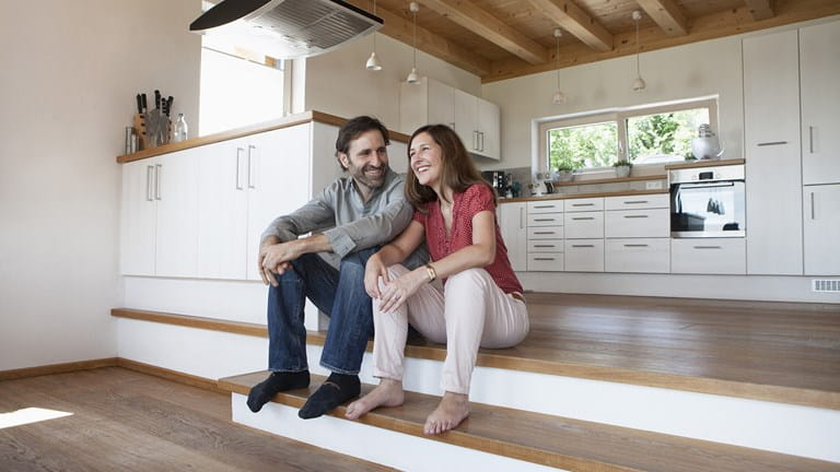 Couple déménageant après leur achat immobilier.