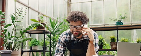 Freelancer vraagt telefonisch informatie op over mogelijke verzekeringen voor zijn professionele activiteiten.