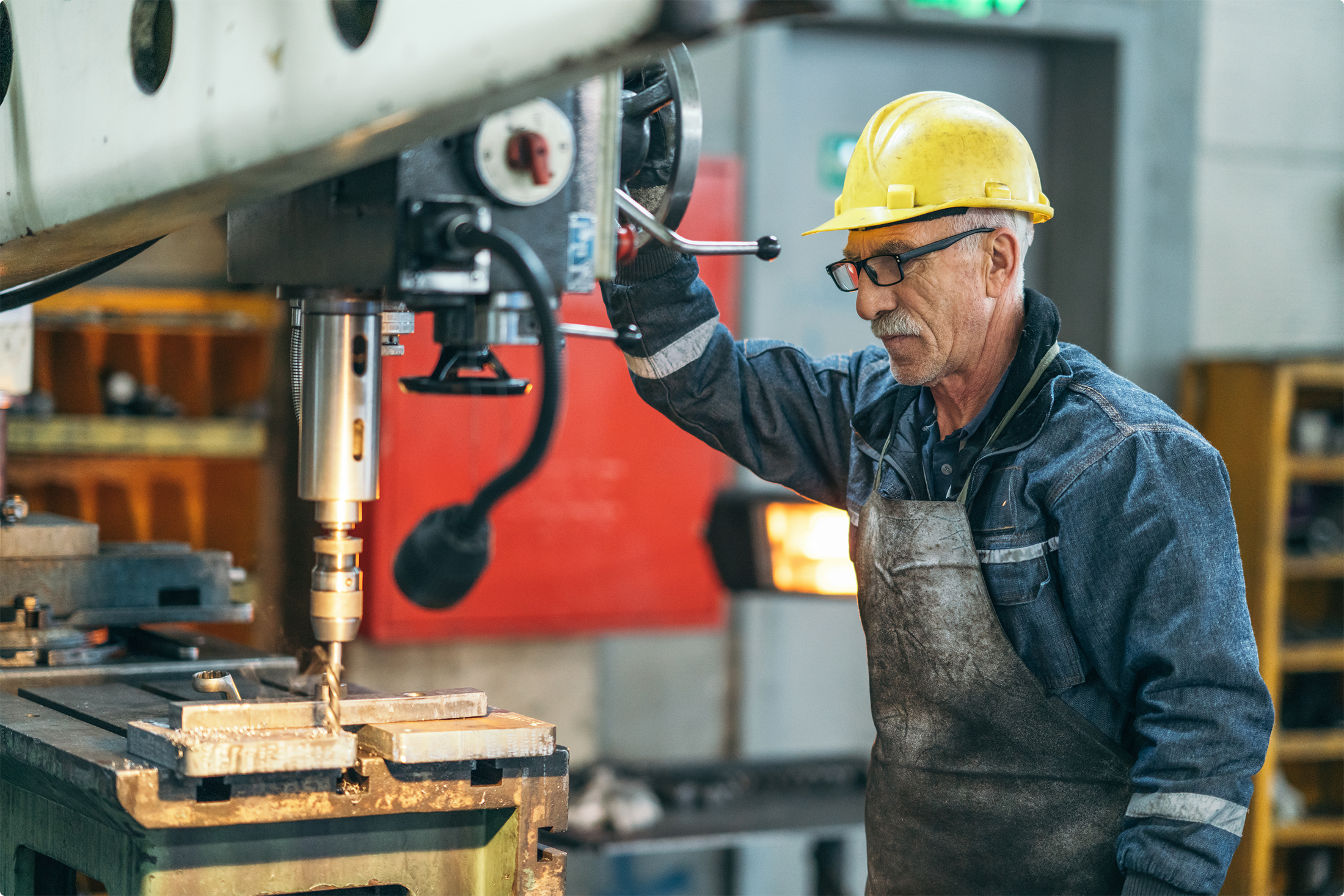 Un collaborateur travaillant l’esprit tranquille car il sait que son employeur connaît la démarche à suivre en cas d’accident du travail.