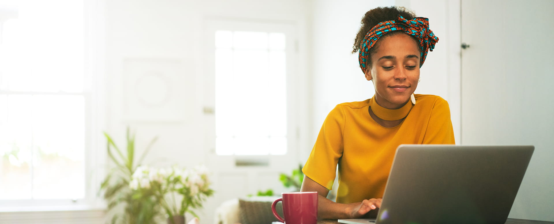 Vrouw maakt snel een doktersafspraak via de dienst Doctena van AXA.