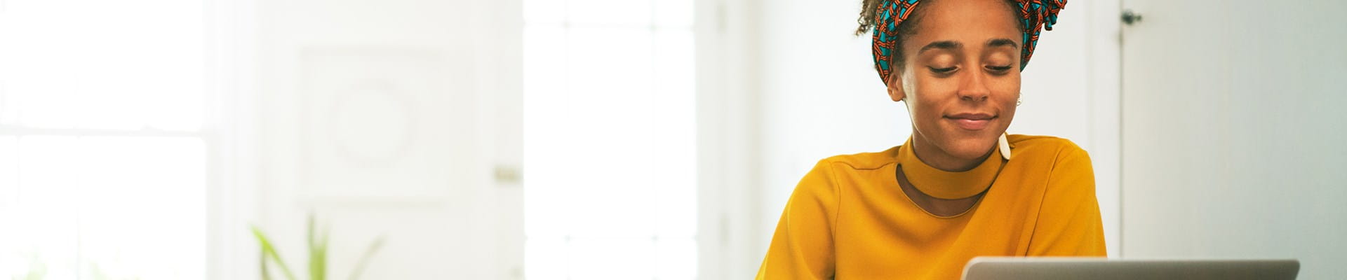 Femme qui consulte Doctena, l’agenda en ligne de soins de santé, pour trouver un rendez-vous avec un praticien.