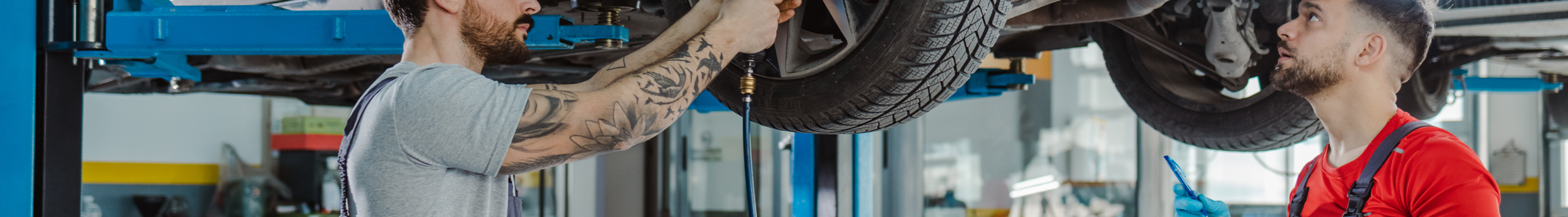 Deux garagistes effectuent une réparation rapide de voiture via le service Fast Car Repair d’AXA.