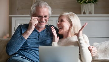 Un couple se renseigne sur le bonus de pension sur leur ordinateur portable