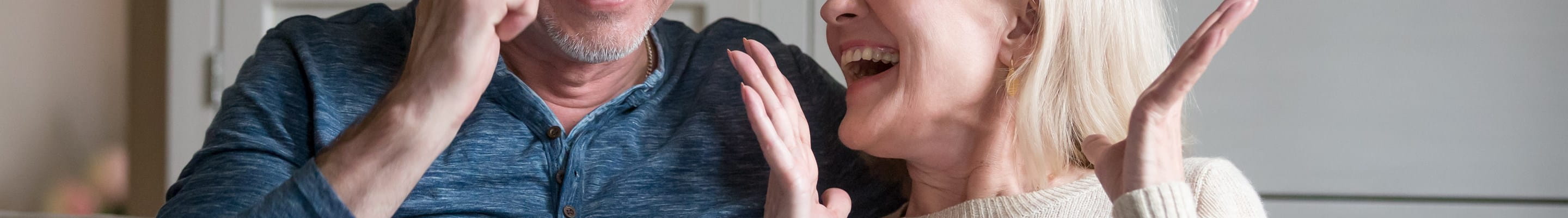 Un couple se renseigne sur le bonus de pension sur leur ordinateur portable