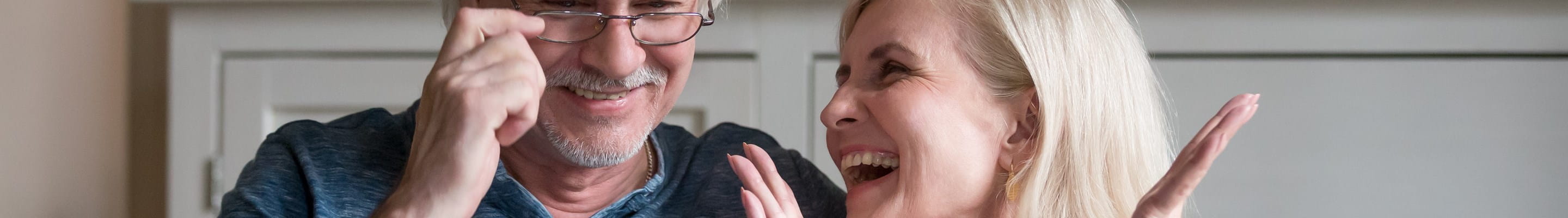 Un couple se renseigne sur le bonus de pension sur leur ordinateur portable