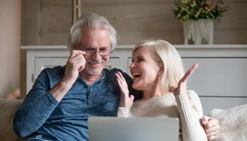 Koppel bekijkt de pensioenbonus op de laptop