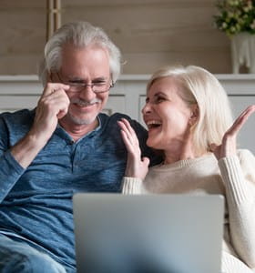 Koppel bekijkt de pensioenbonus op de laptop