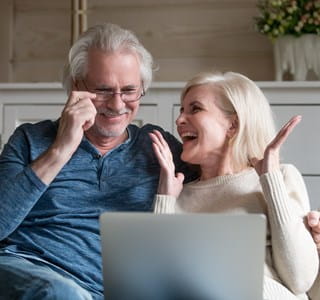 Koppel bekijkt de pensioenbonus op de laptop