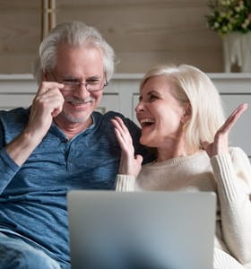 Koppel bekijkt de pensioenbonus op de laptop