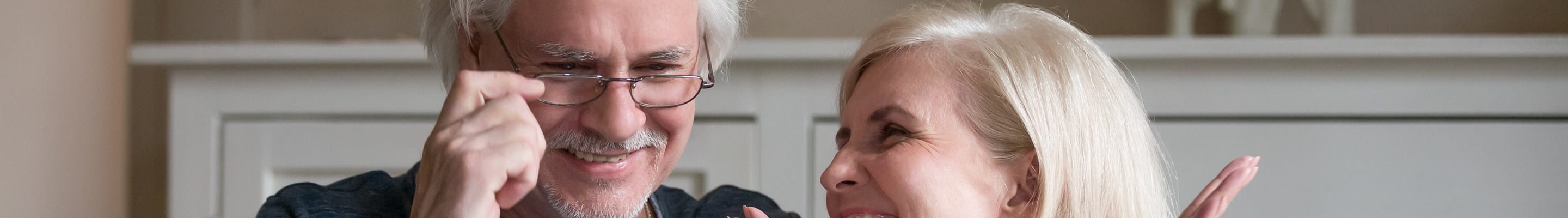 Koppel bekijkt de pensioenbonus op de laptop