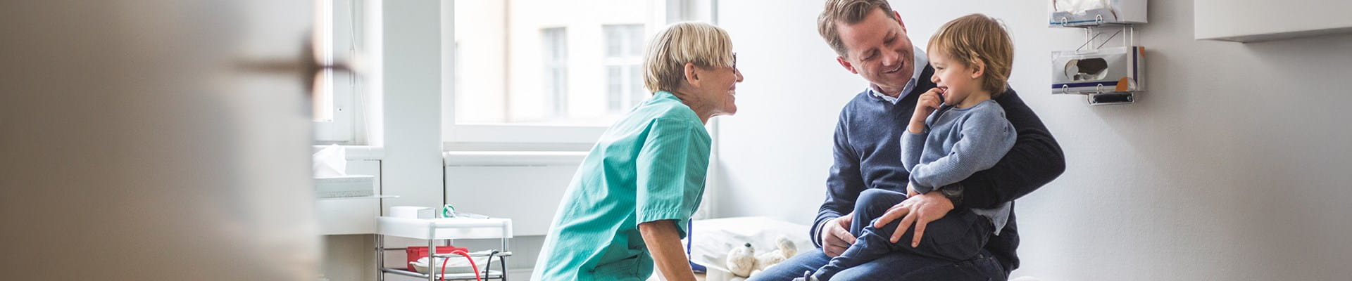 Gezin hoeft zich geen zorgen te maken over de kosten van een hospitalisatie dankzij de zorgverzekering van AXA.